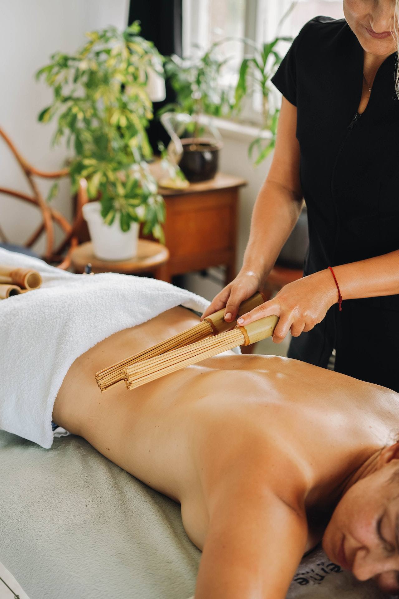 aplicando maderoterapia en espalda
