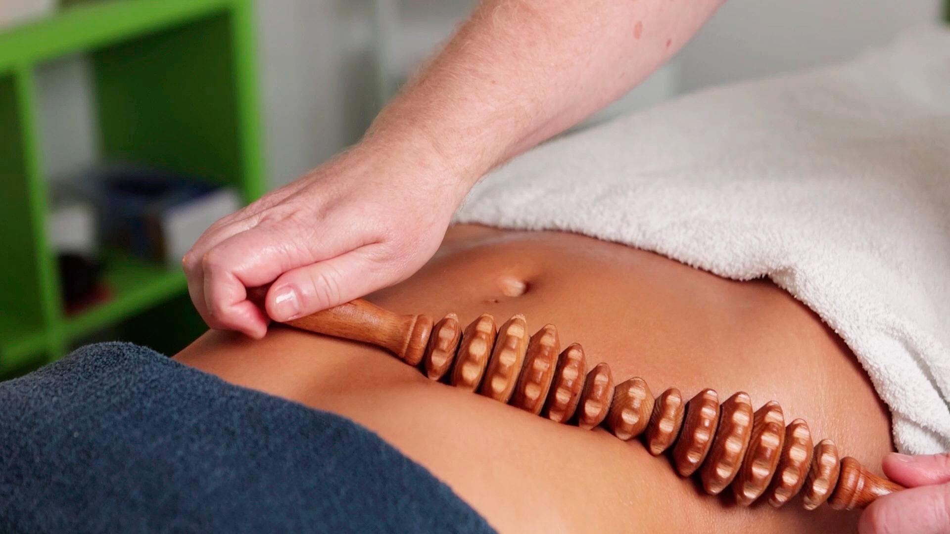 Aplicando maderoterapia en abdomen con Rodillo Estriado